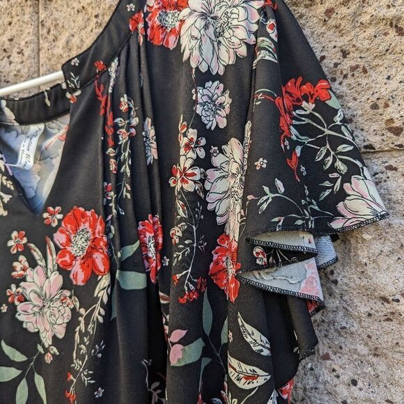 Women's Perception brand, light floral top - Picture 6 of 13